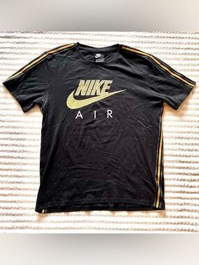 Nike Air Graphic T Shirt Black Gold Logo Striped Sleeve Streetwear Men’s M